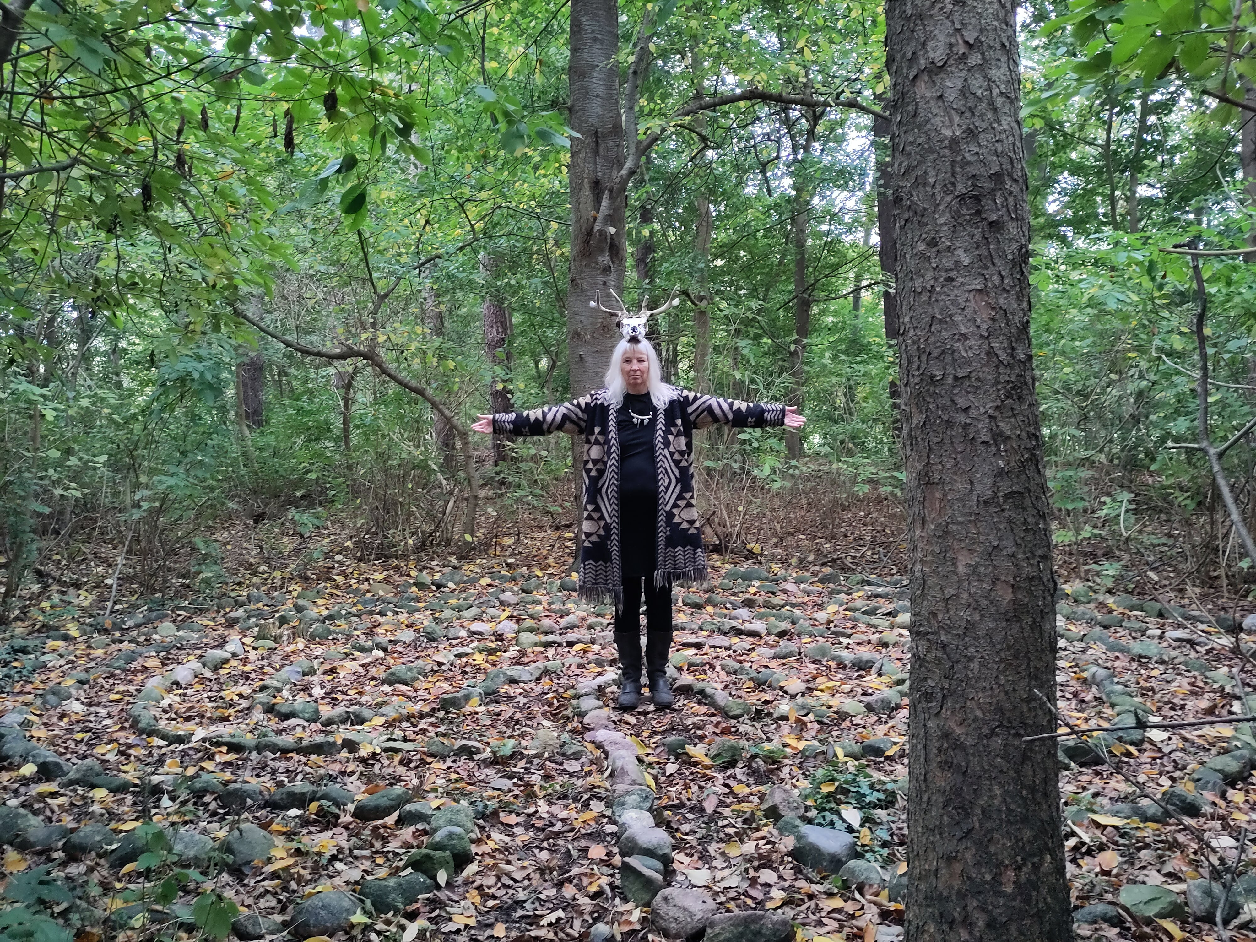 Lotte Rosenkilde i Trojaborglabyrint. Urkraft Kunst. Lotte Rosenkilde i Trojaborglabyrint. Urkraft Kunst.