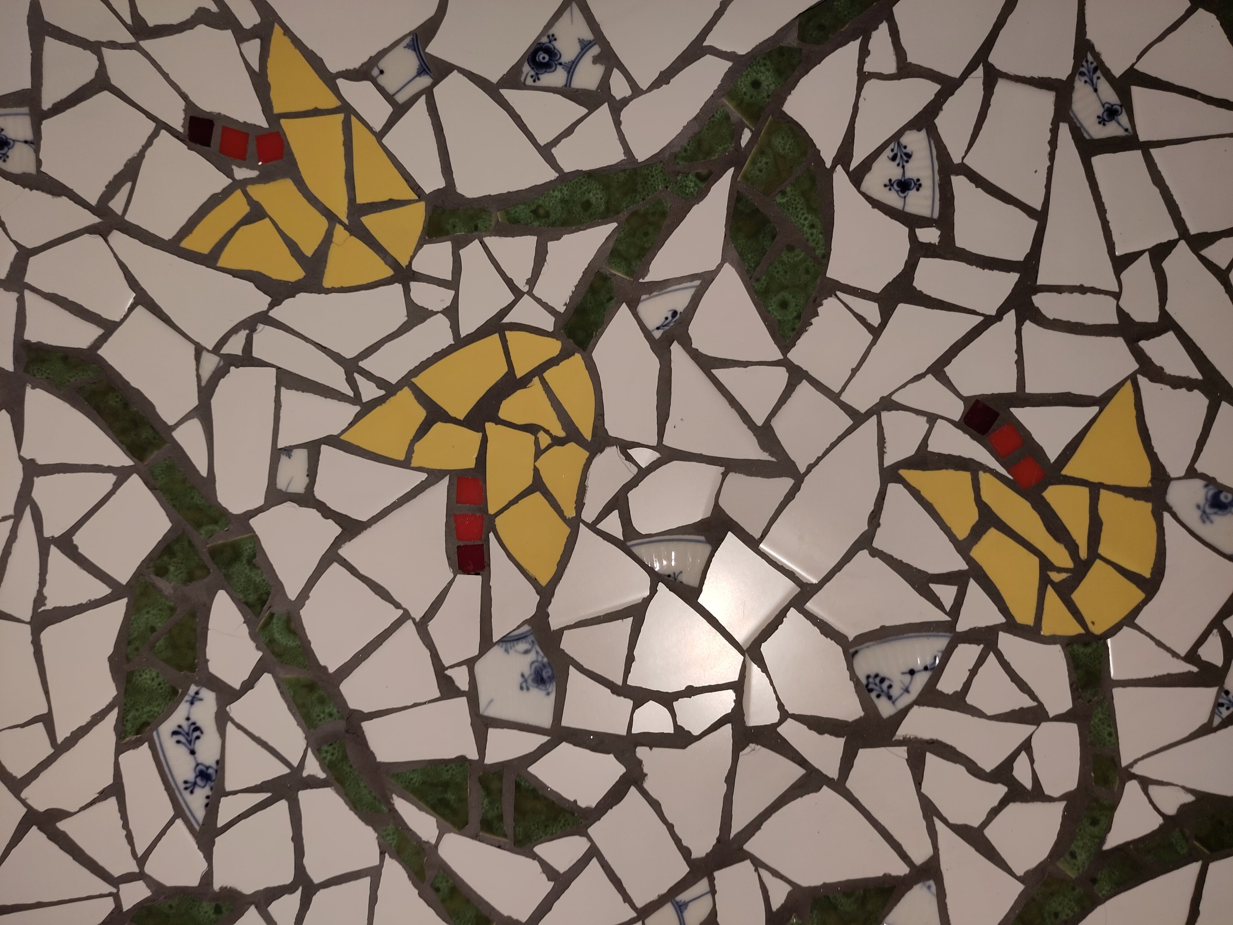 Mosaik med gule blomster. Lotte Rosenkilde. Mosaik med gule blomster. Lotte Rosenkilde.