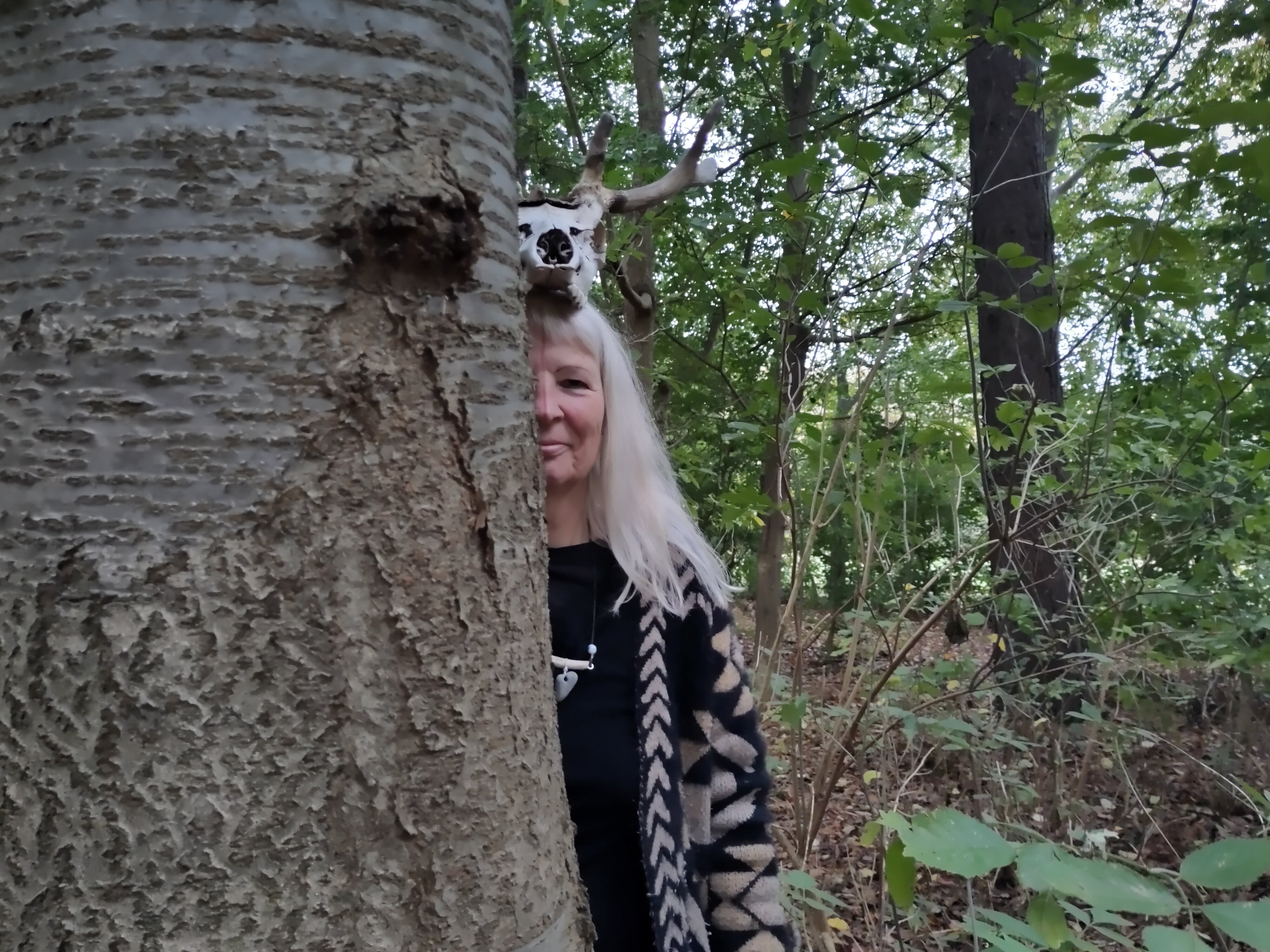 Lotte Rosenkilde med dådyrkranie på hovedet. Lotte Rosenkilde med dådyrkranie på hovedet.