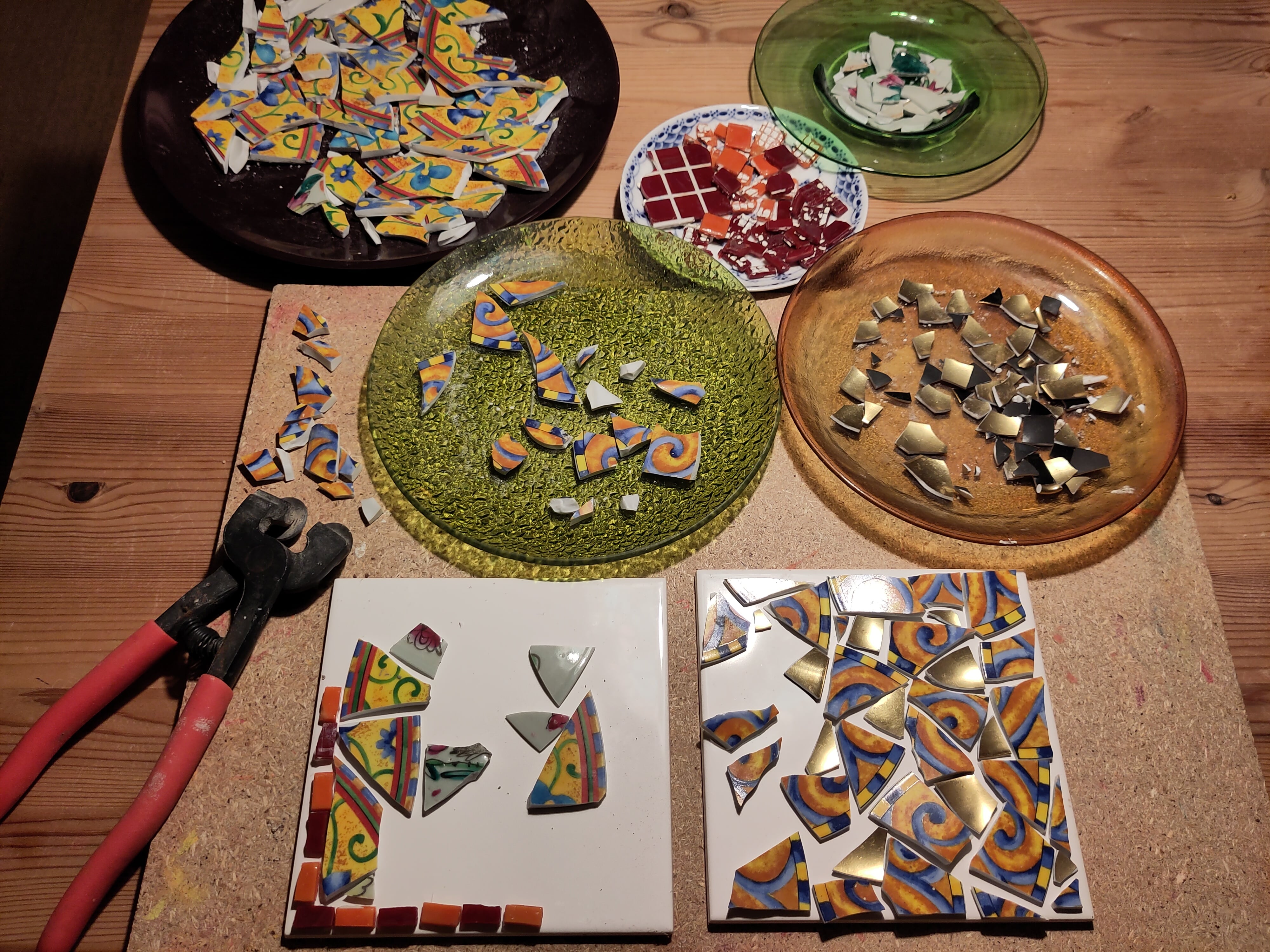 Skabelse af mosaikker i værkstedet. Lotte Rosenkilde. Skabelse af mosaikker i værkstedet. Lotte Rosenkilde.