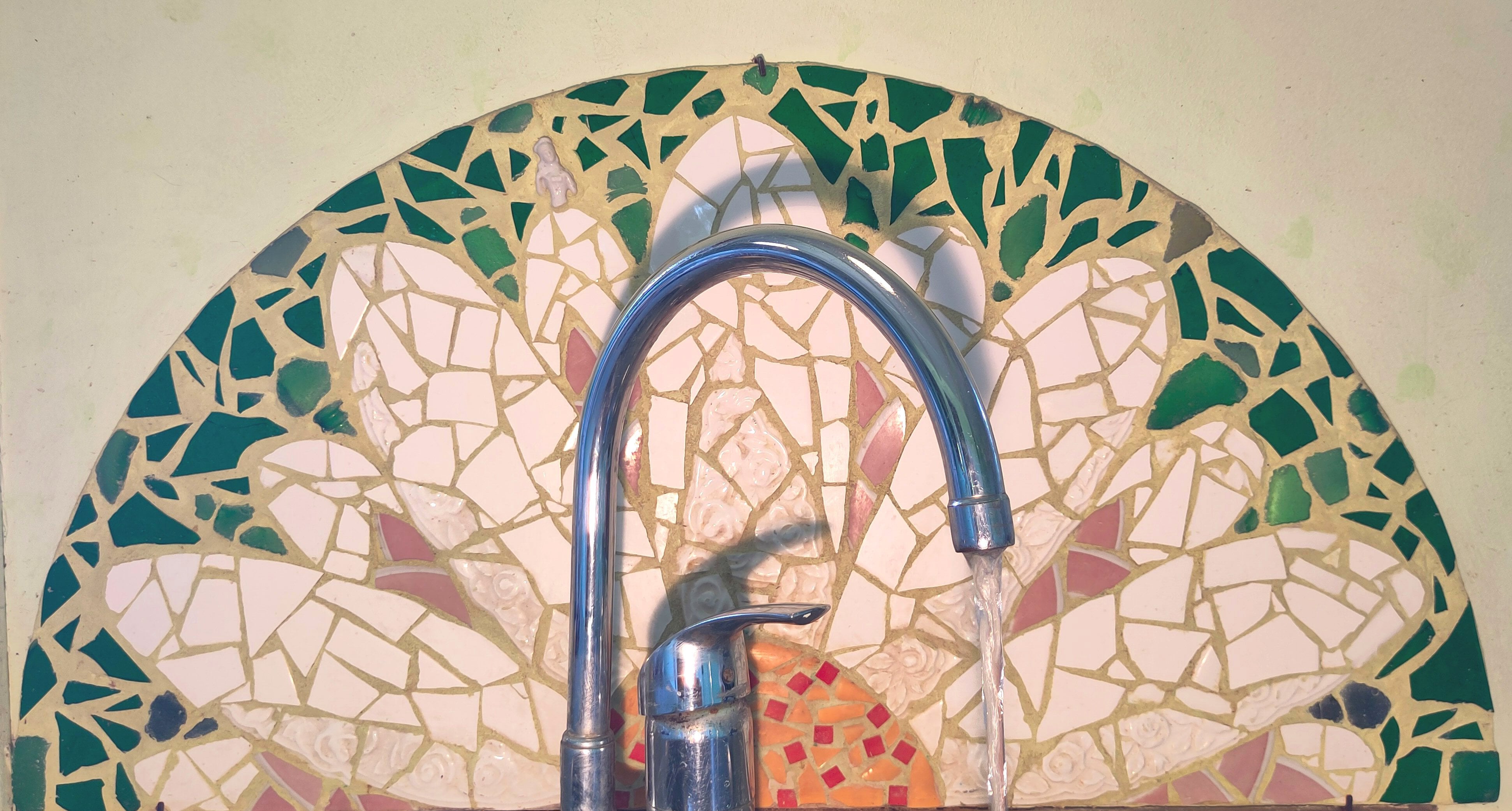 Lotte Rosenkilde. Mosaik med blomst ved køkkenvask. Lotte Rosenkilde. Mosaik med blomst ved køkkenvask.
